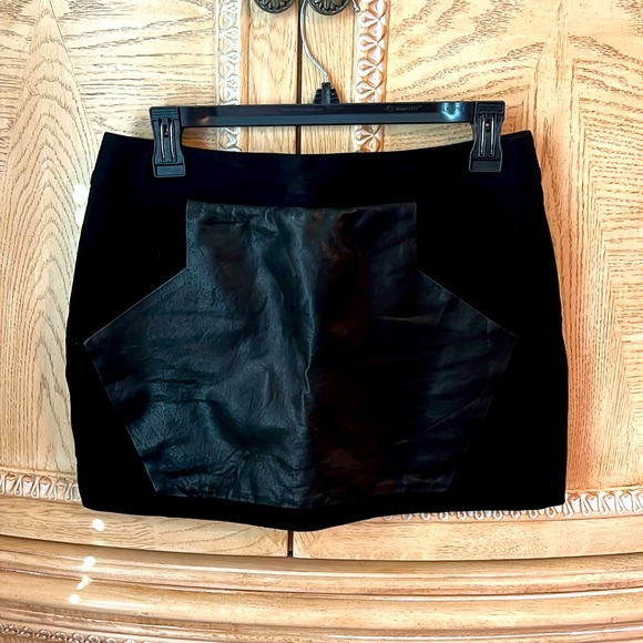REBECCA MINKOFF BLACK MINI SKIRT - SIZE M - Picture 1 of 3